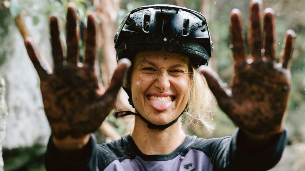 Muddy mountain biking during winter in Wanaka, NZ, photo by Moritz Ablinger